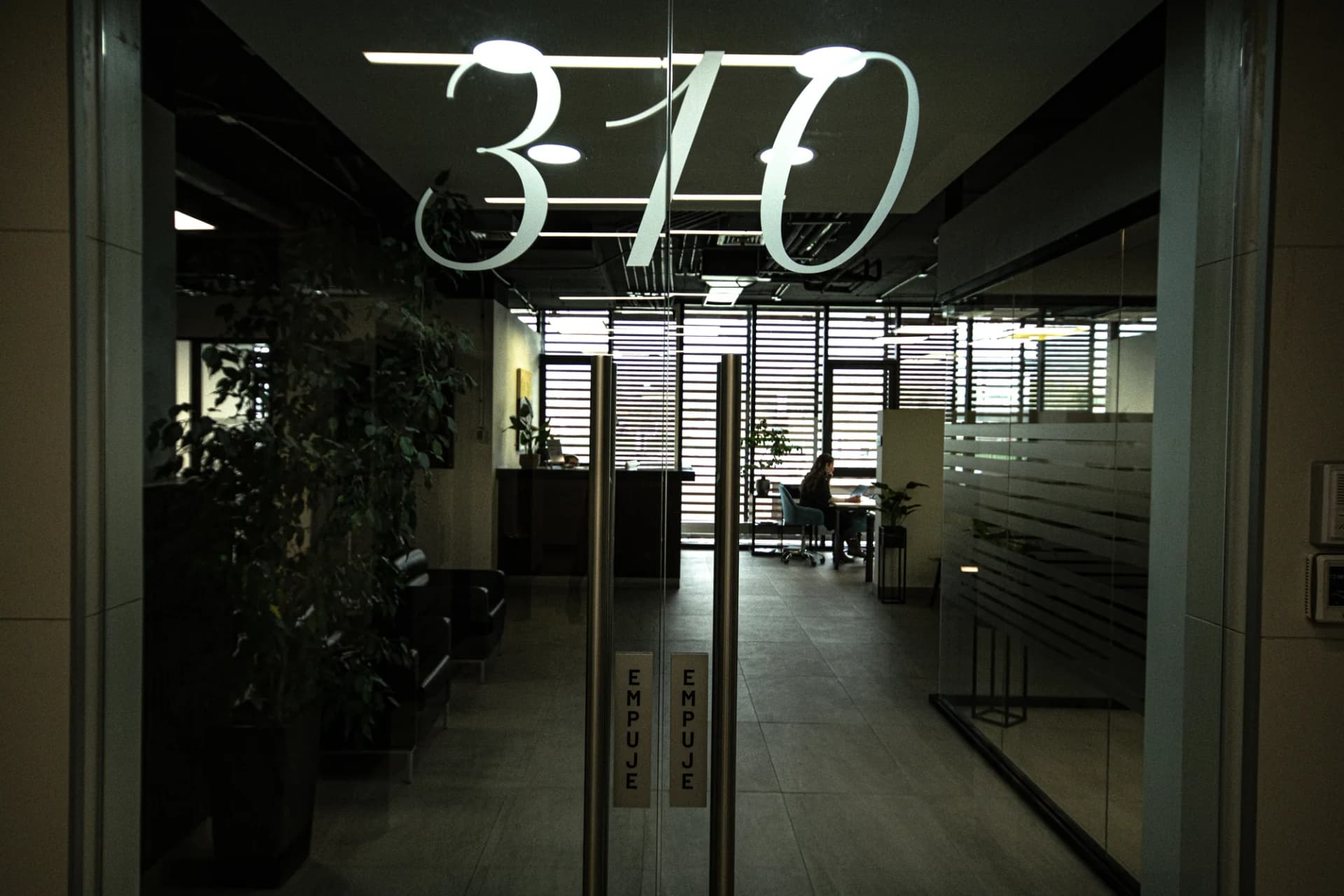 Puerta de acceso al piso 310