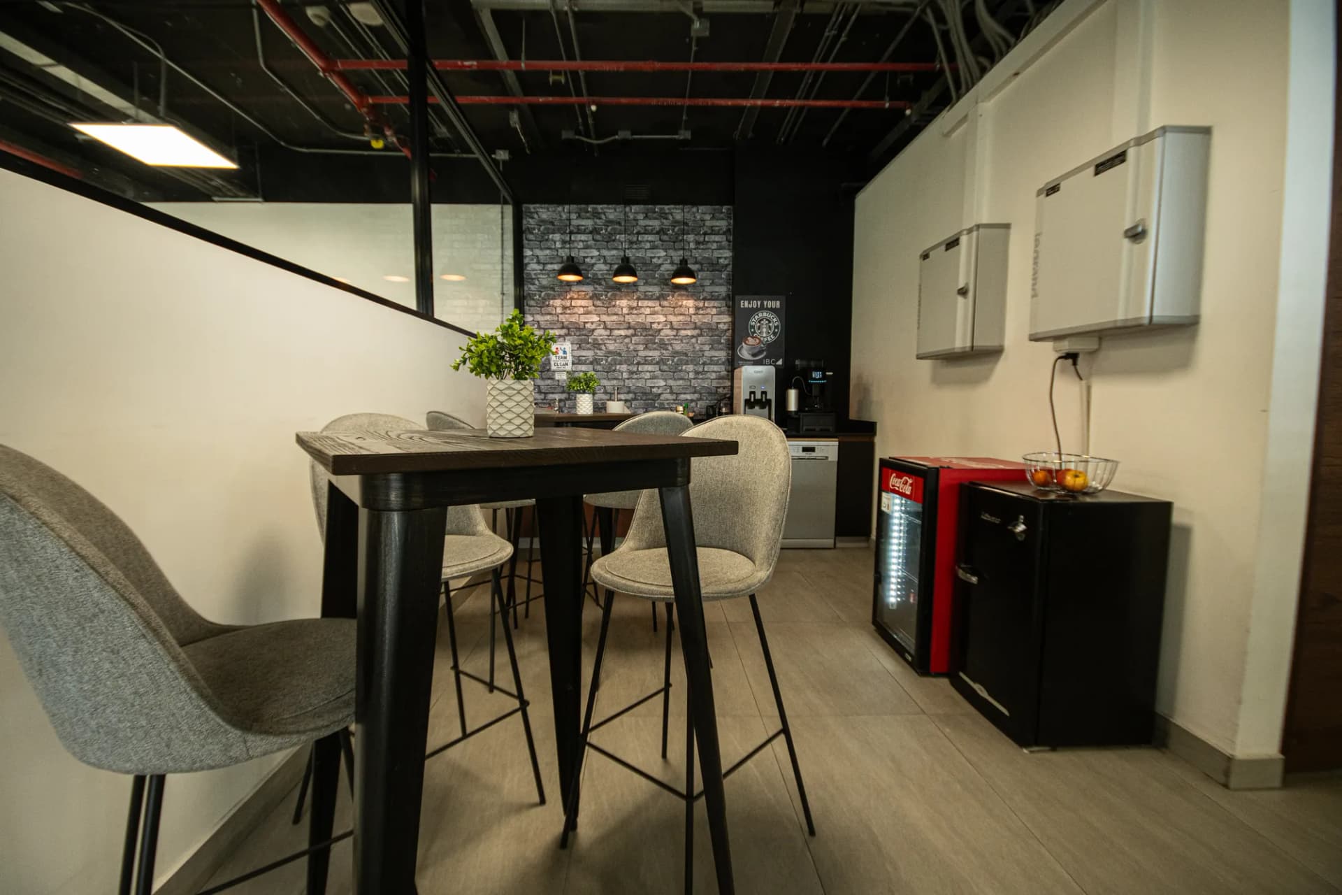 Cafetería con dispensadores y piso de madera