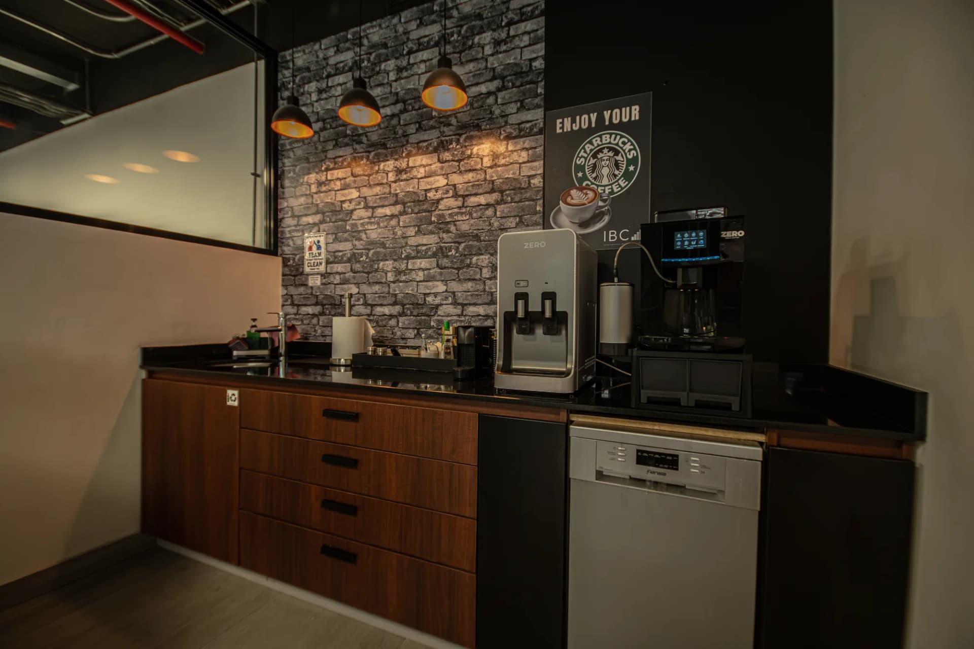 Barra de la cafetería con máquina de café y lavavajillas