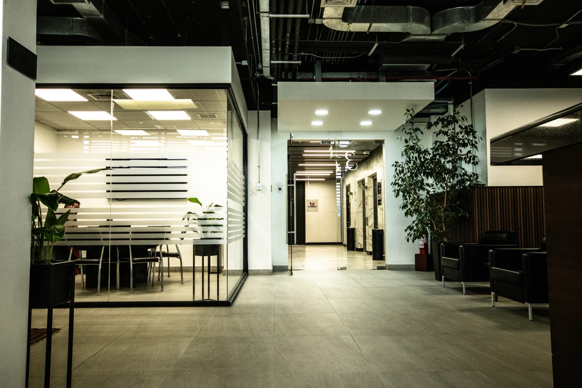 Espacios comunes con sala vidriada y circulación central