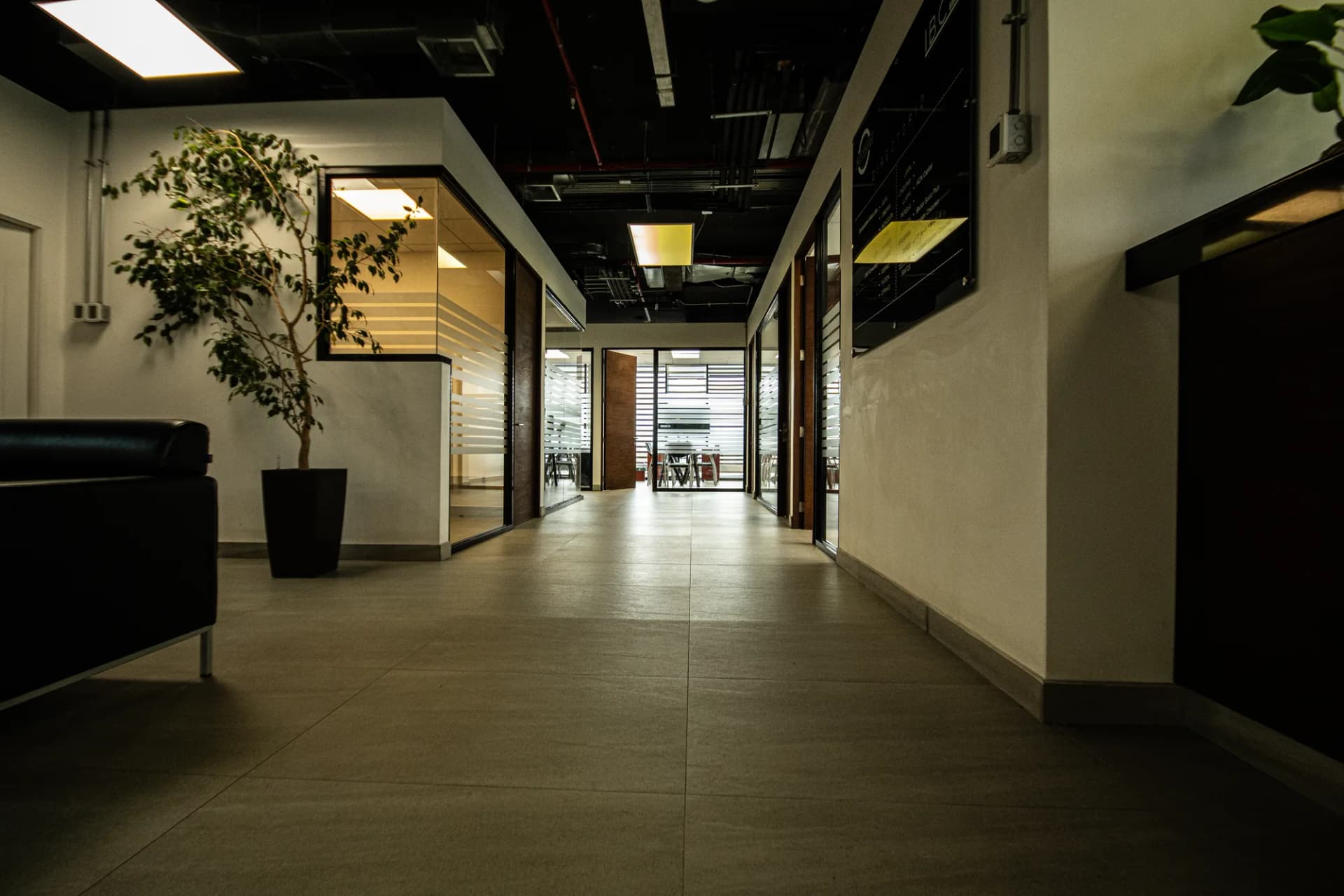 Pasillo hacia las oficinas privadas