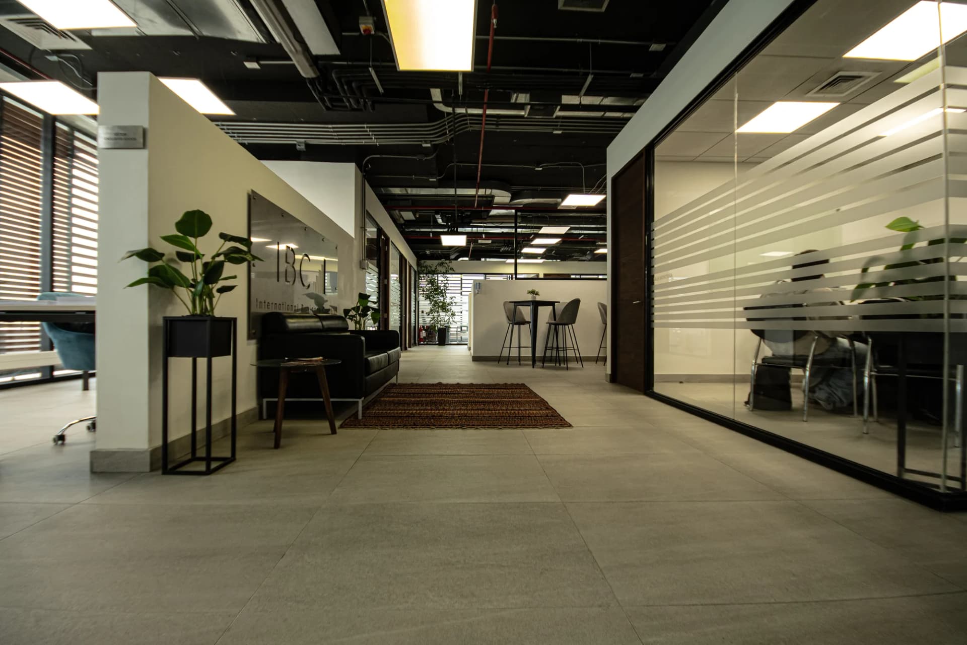 Circulación central del piso con oficinas a ambos lados