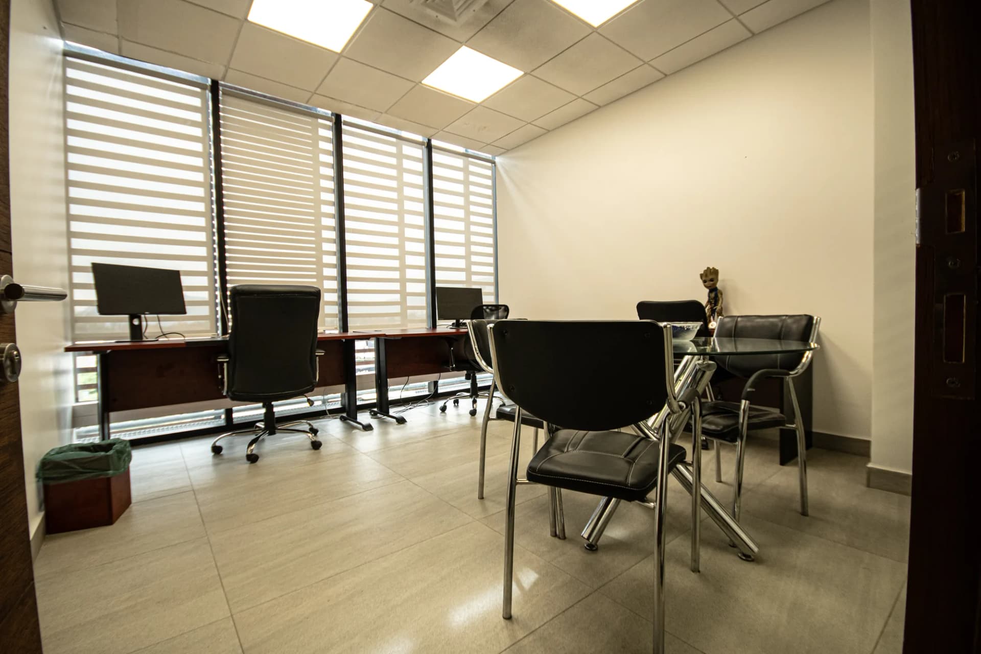 Oficina privada con dos puestos de trabajo y zona de reunión